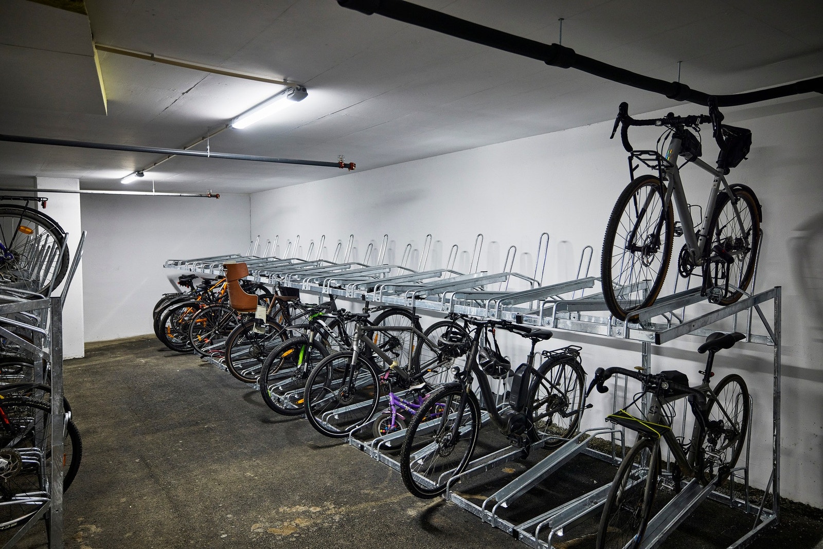 Fellesareal - Sykkelparkering både inne og ute og sykkelvask Galleribilde