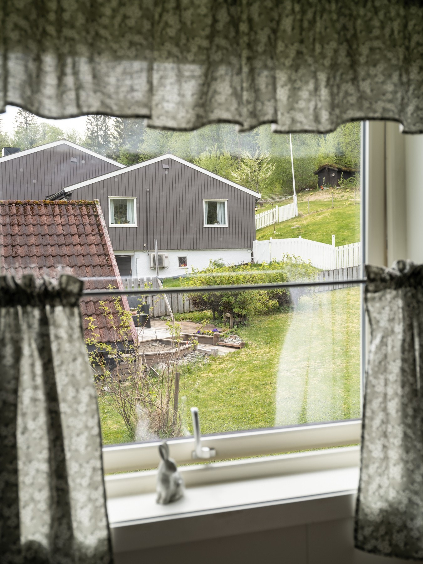 Vinduene på kjøkkenet, stuen og spisestuen er nye fra 2016, og er i dag med 3-lags glass. Galleribilde