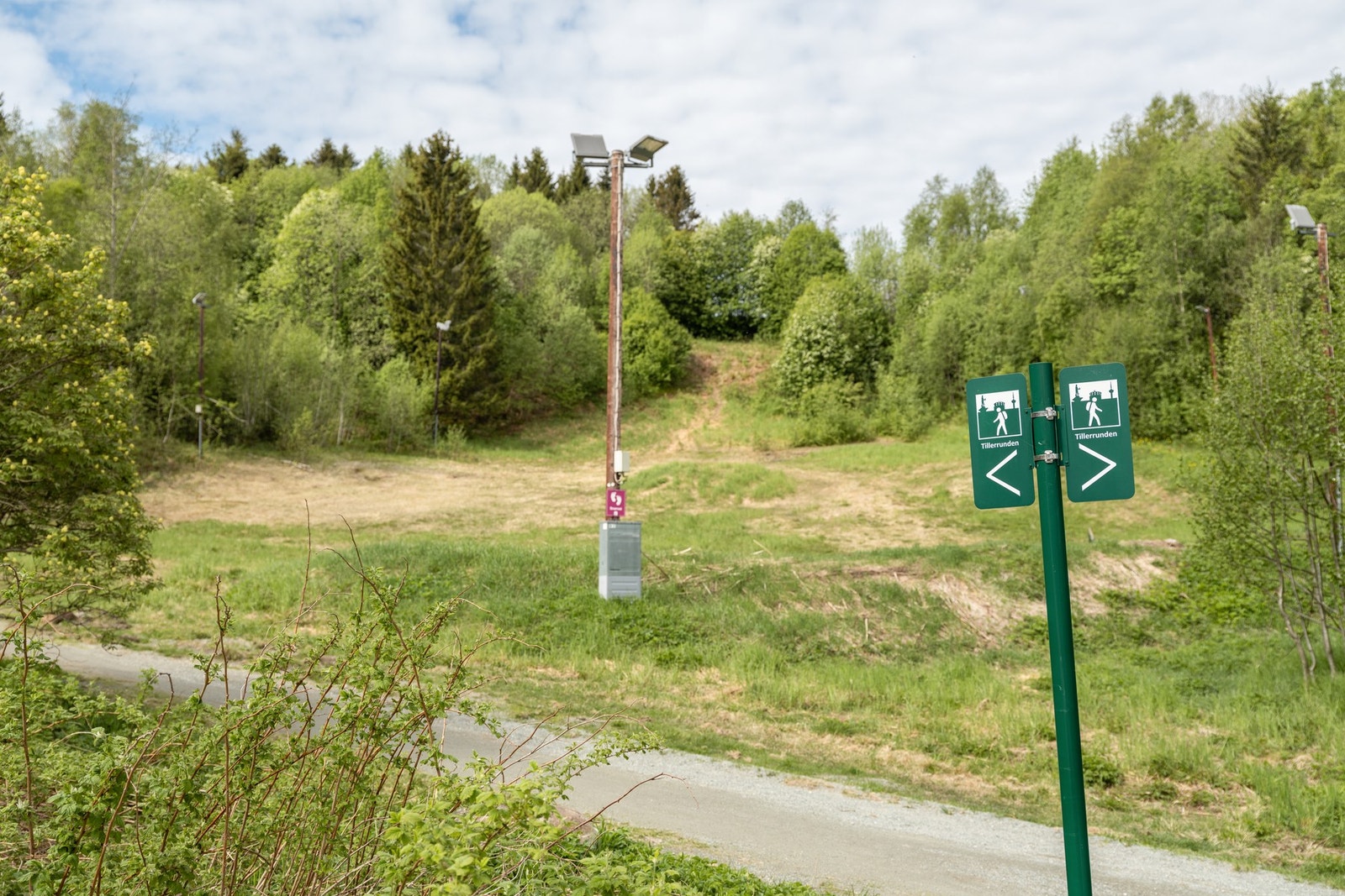 Boligen ligger med enkel adgang til flere av byens flotte turstier. Her har du enkel adkomst til både Tiller- og Leirfossrunden, på til sammen rundt 11 km. Galleribilde