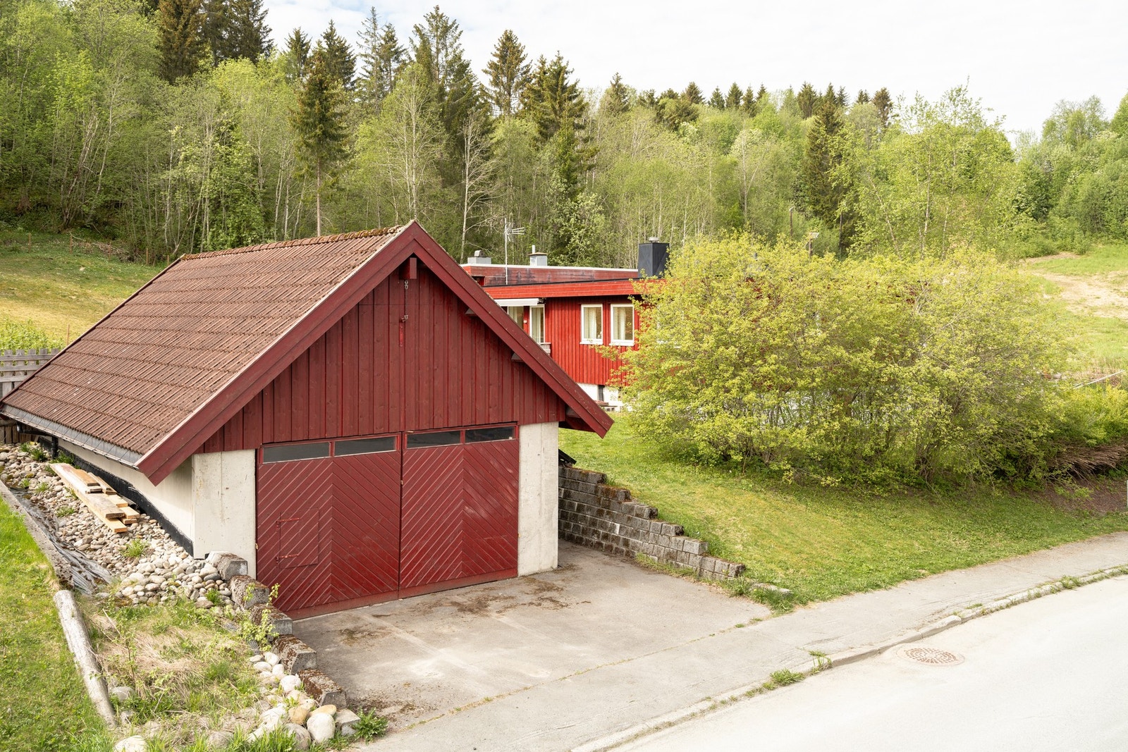 Frittstående og elegant kombinert garasje/båthus på hele 43 kvm. Galleribilde