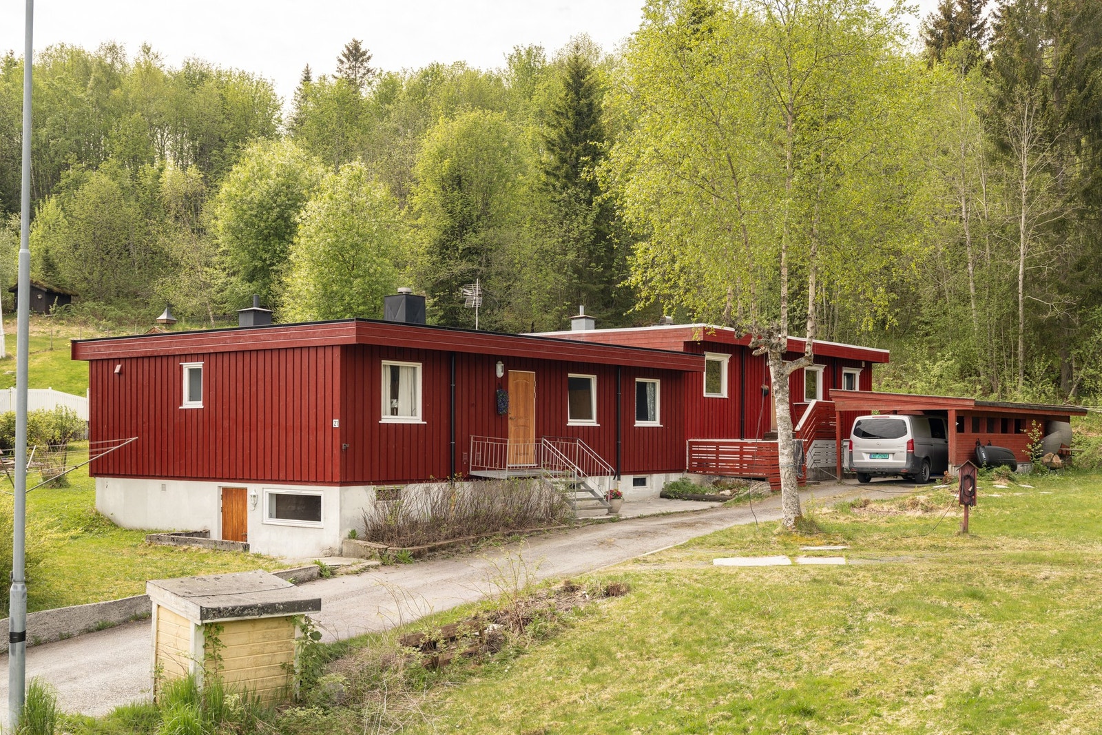 Boligen ligger i et rolig nabolag, med lite gjennomtrafikk, og med avstand fra nærtliggende hus, noe som gir gode oppvekstvilkår. Galleribilde