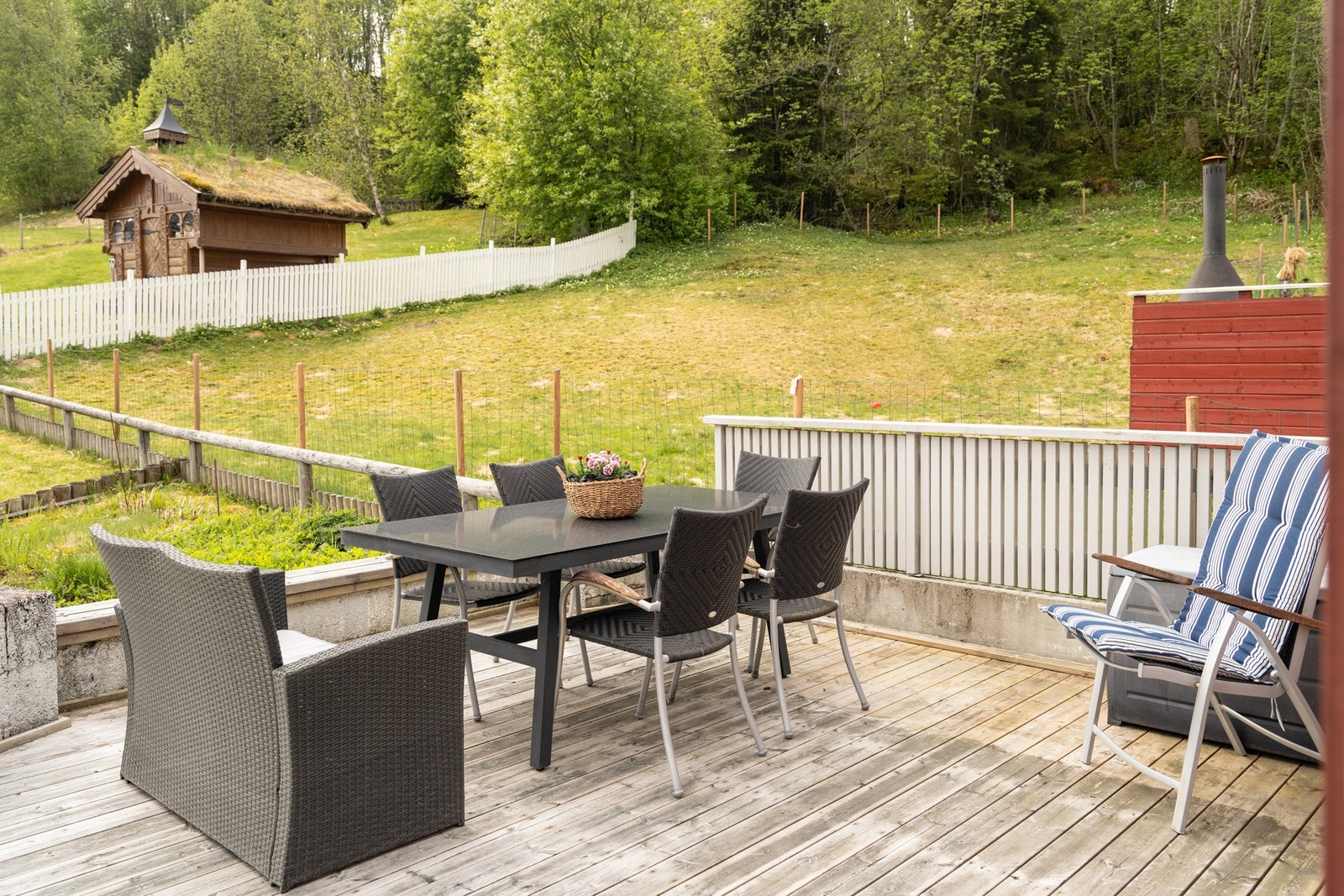 Romslig markterrasse på 13 kvm. gjør det enkelt å samle familien eller selskapet ute i solsteika, mens ungene leker fra seg i hagen. Galleribilde
