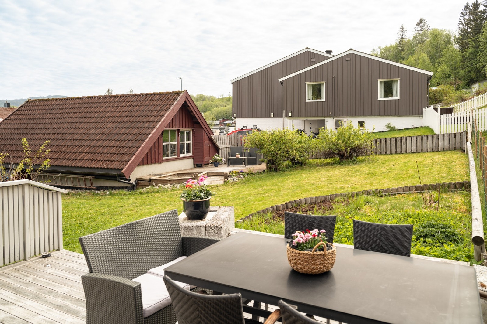 Flott opparbeidet og skjermet hageareal, med lang solgang på sommerstid. Tomten måler totalt 629 kvm. Galleribilde