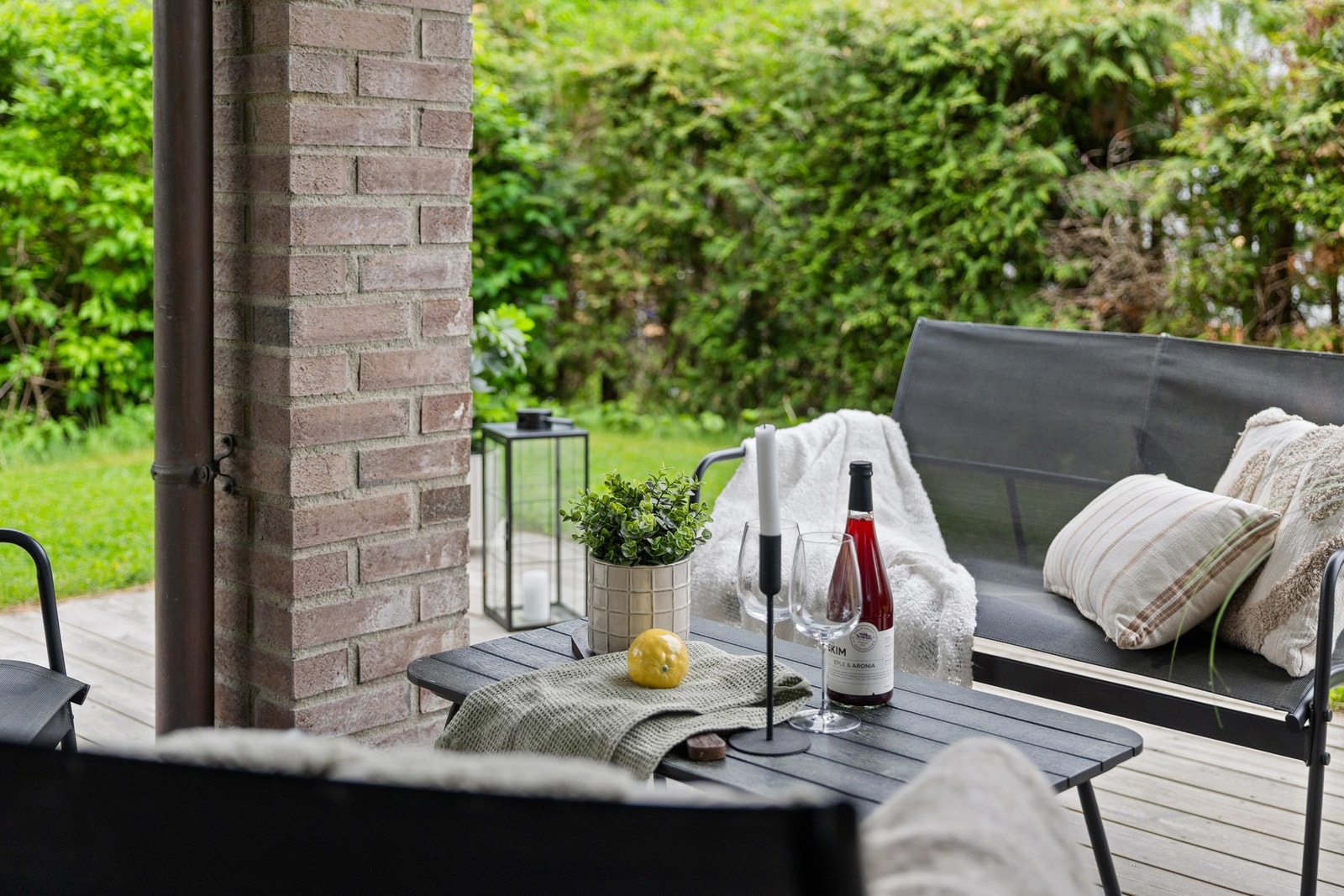 Uteplassen har god plass til utemøbler, beplantning og grill, og egner seg godt for både rolige kaffekopper, sommermiddager og sosiale sammenkomster. Galleribilde