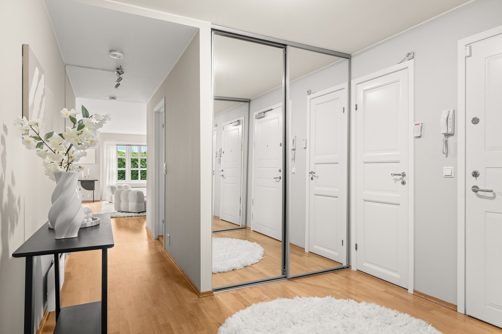 Entreen er romslig utformet med stor skyvedørsgarderobe med speilfronter. Galleribilde