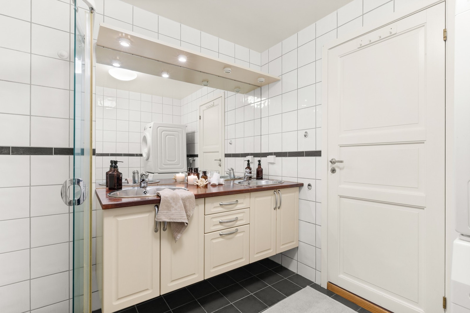 Badet har også opplegg for vaskemaskin, slik at vaskefunksjonen er samlet på en effektiv måte. Det er varmekabler i gulvet og mekanisk avtrekk. Galleribilde