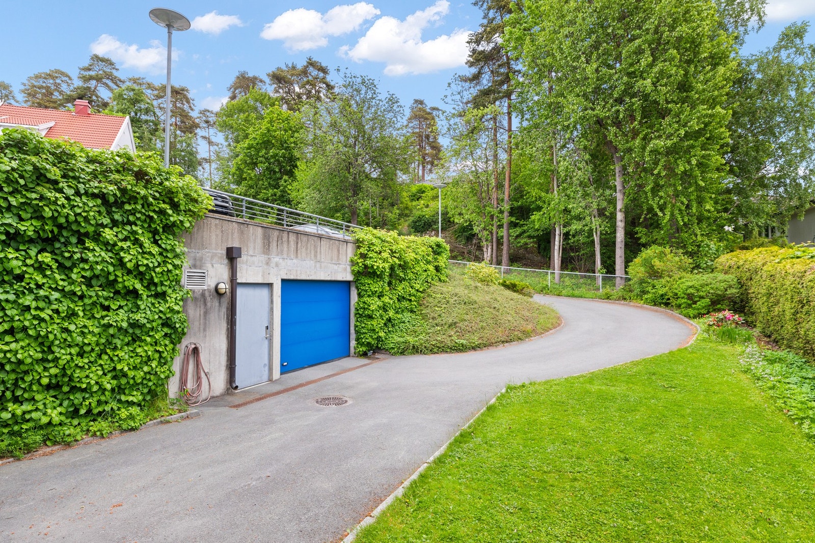 Hver av sameierne har eksklusiv bruksrett til én parkeringsplass i garasjen. Det er montert ladestasjon på plassen. Galleribilde