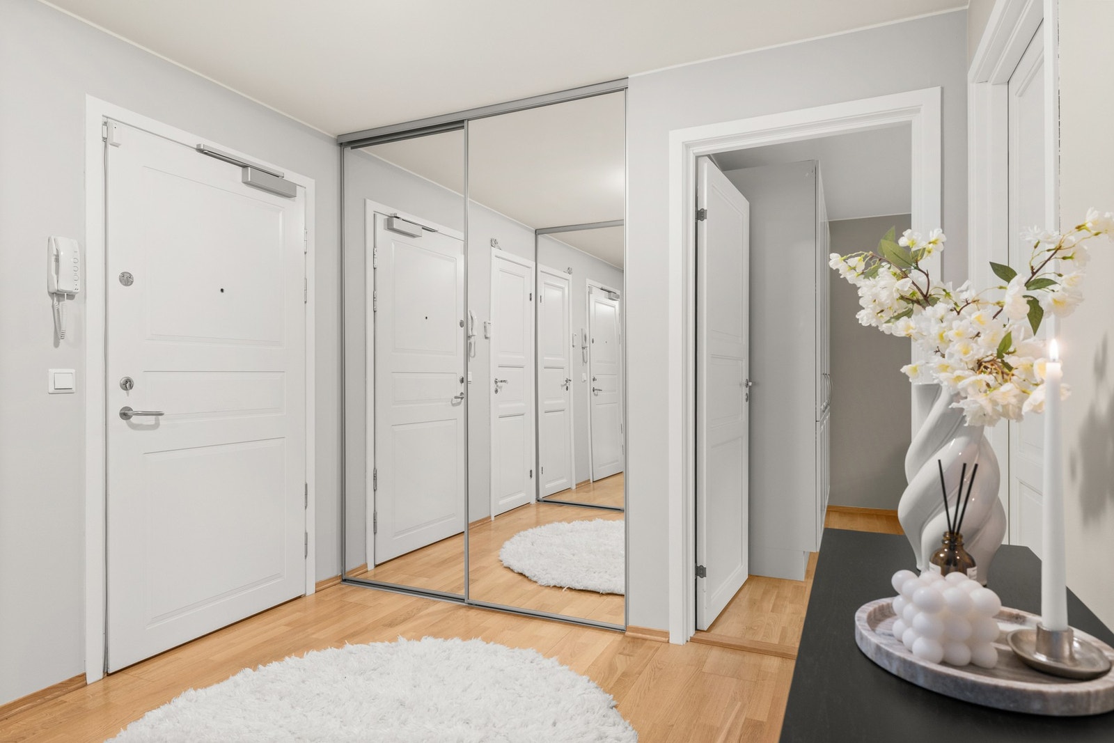 Leiligheten har en praktisk og innbydende entré med god plass til avheng av yttertøy og sko. Galleribilde