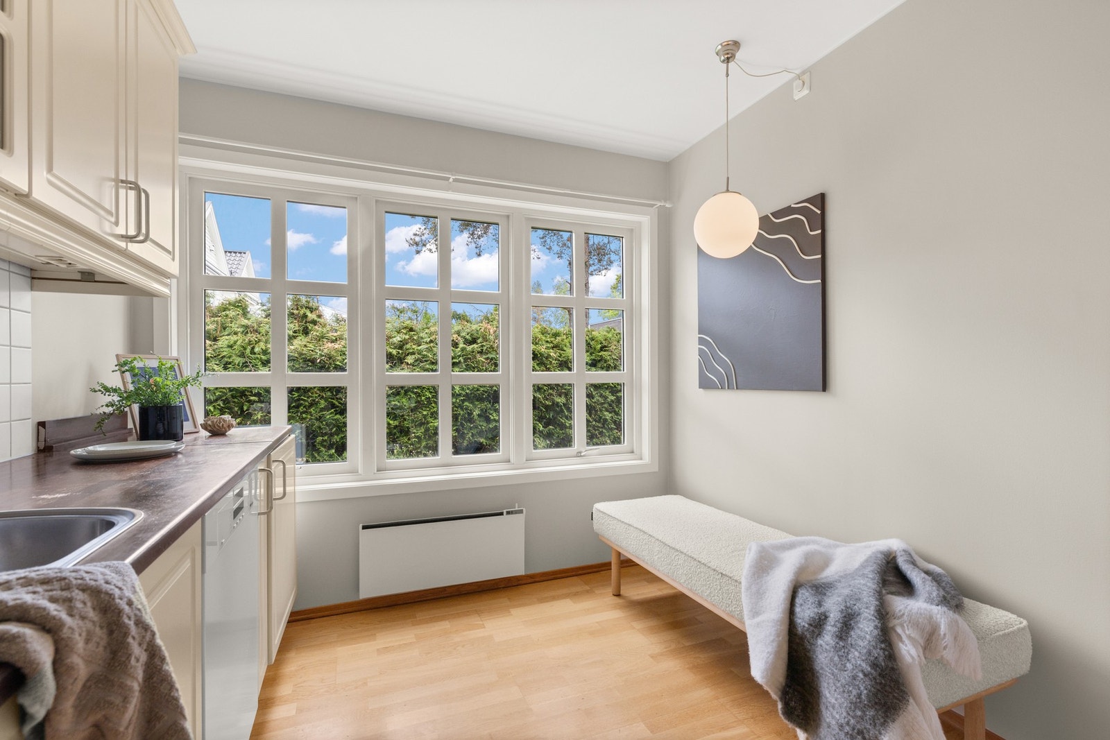 Innredningen har rustfri oppvaskkum, ventilator, opplegg for oppvaskmaskin og integrerte hvitevarer som stekeovn, koketopp og oppvaskmaskin. Galleribilde
