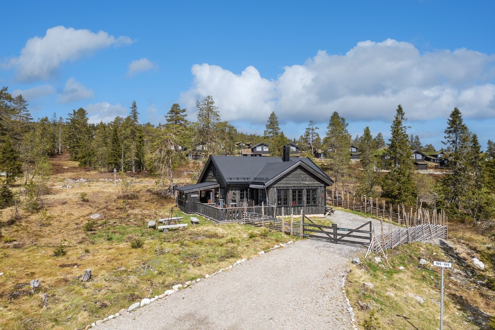 Hytta ligger på ca. 660 meters høyde, med umiddelbar nærhet til Hedmarksviddas turterreng. Galleribilde
