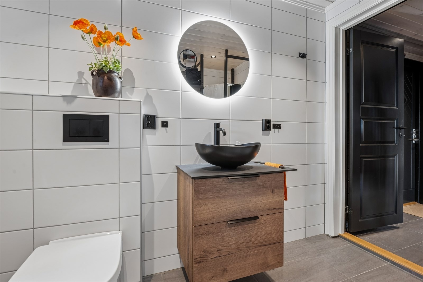 Elektriske varmekabler i gulvet og downlights i himlingen. Galleribilde