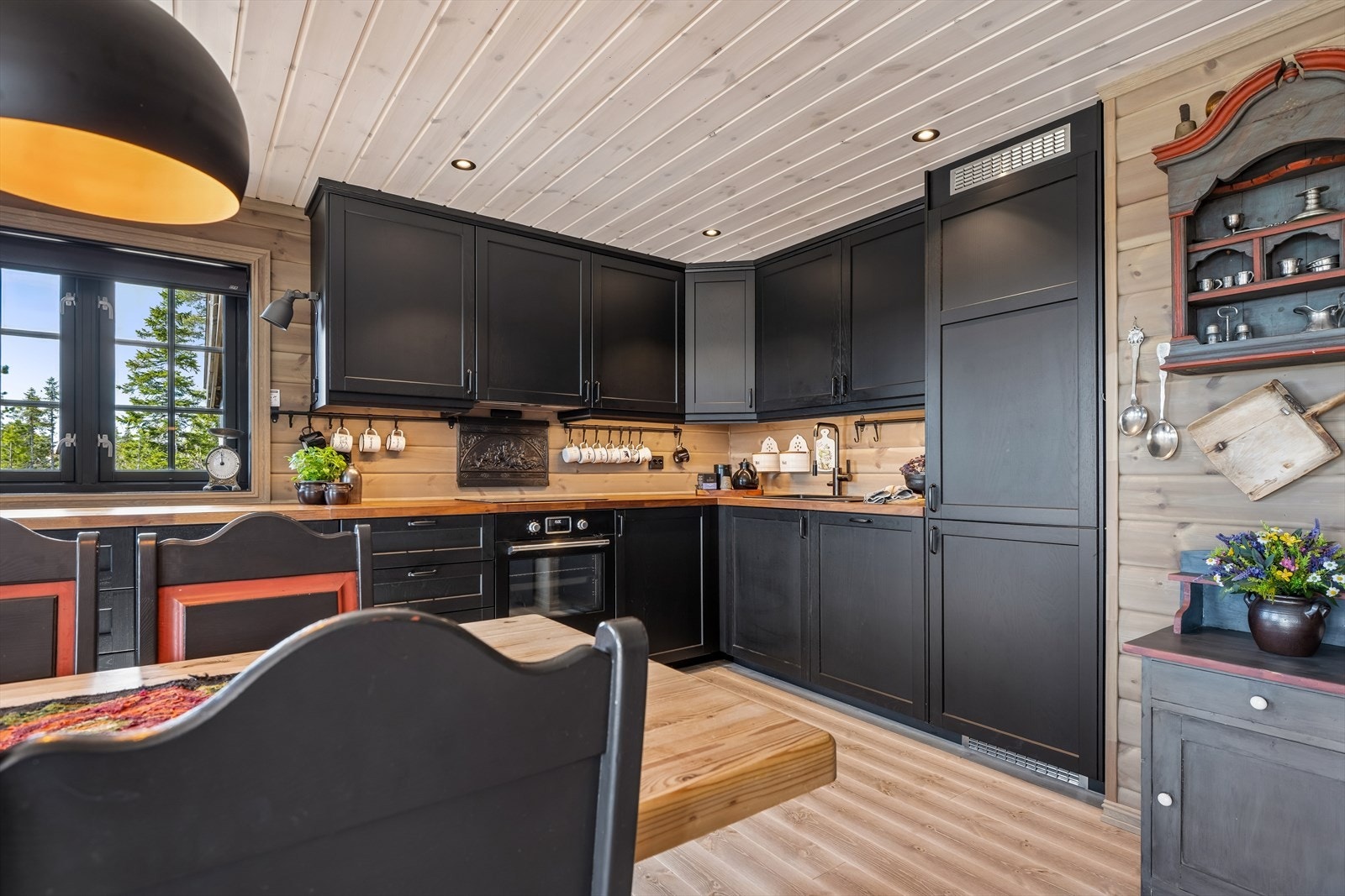 Kjøkkeninnredning fra Ikea med profilerte fronter, laminert benkeplate og god skapplass. Galleribilde