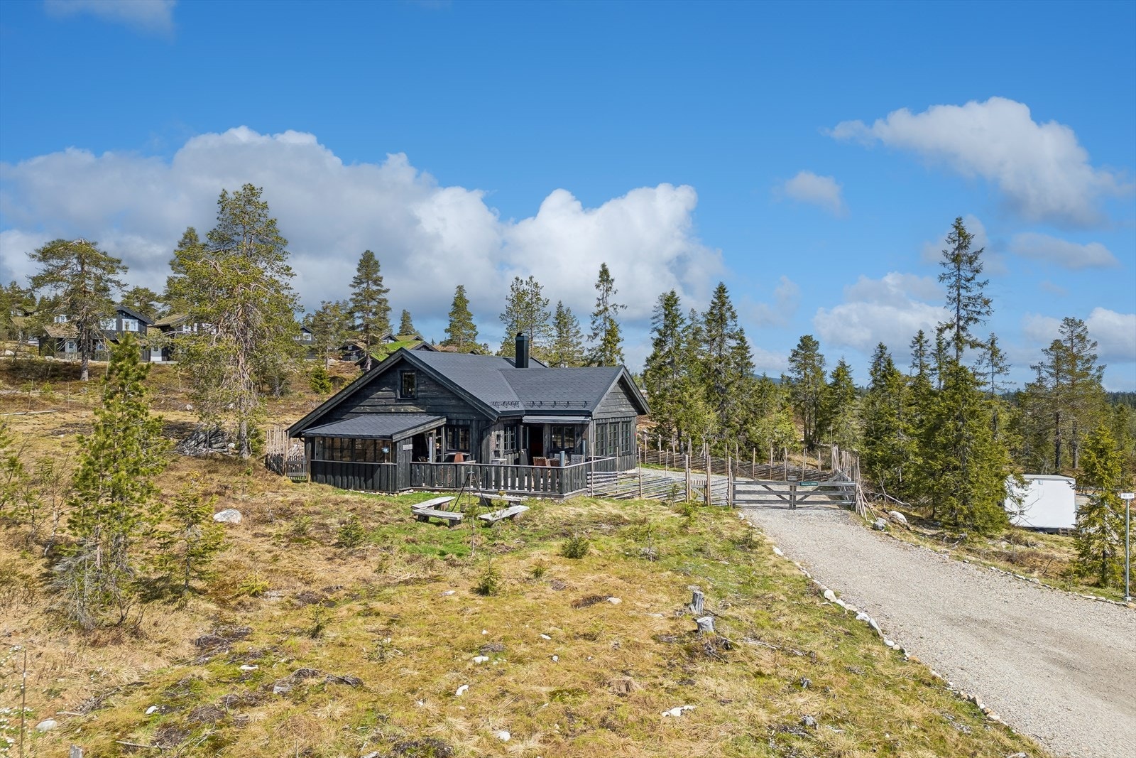 Eiendommen er et ski-inn/ski-ut-paradis med skiløypa kun 30 meter fra hytteveggen. Galleribilde