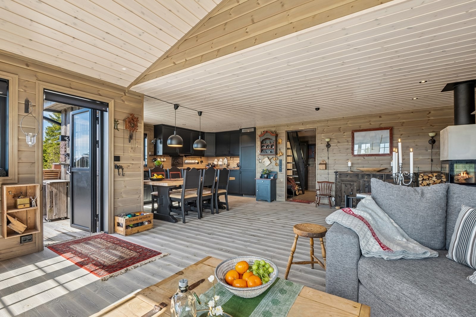 Fra stuen er det direkte utgang til en stor, sørvestvendt terrasse som binder inne- og uterommet sammen. Galleribilde