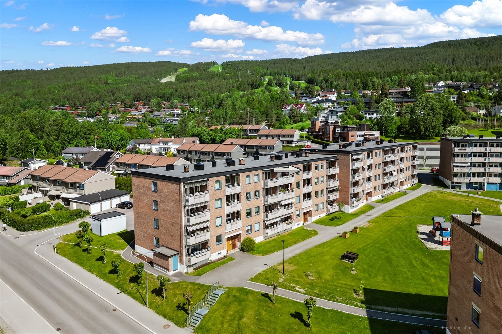 Bygningen er fra 1968, med bærende konstruksjoner i betong og fasade forblendet med teglstein. Galleribilde
