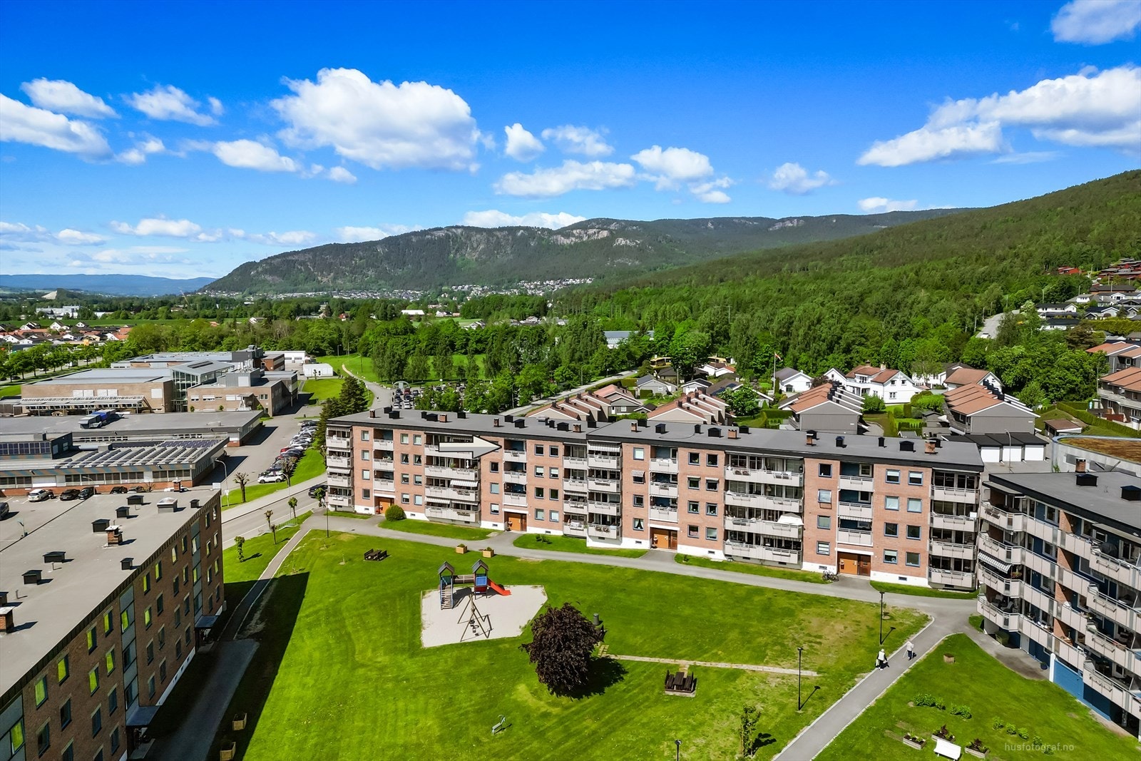 Leiligheten ligger i Østre Kjøsterud Borettslag, som består av 126 boenheter fordelt på fire blokker. Galleribilde
