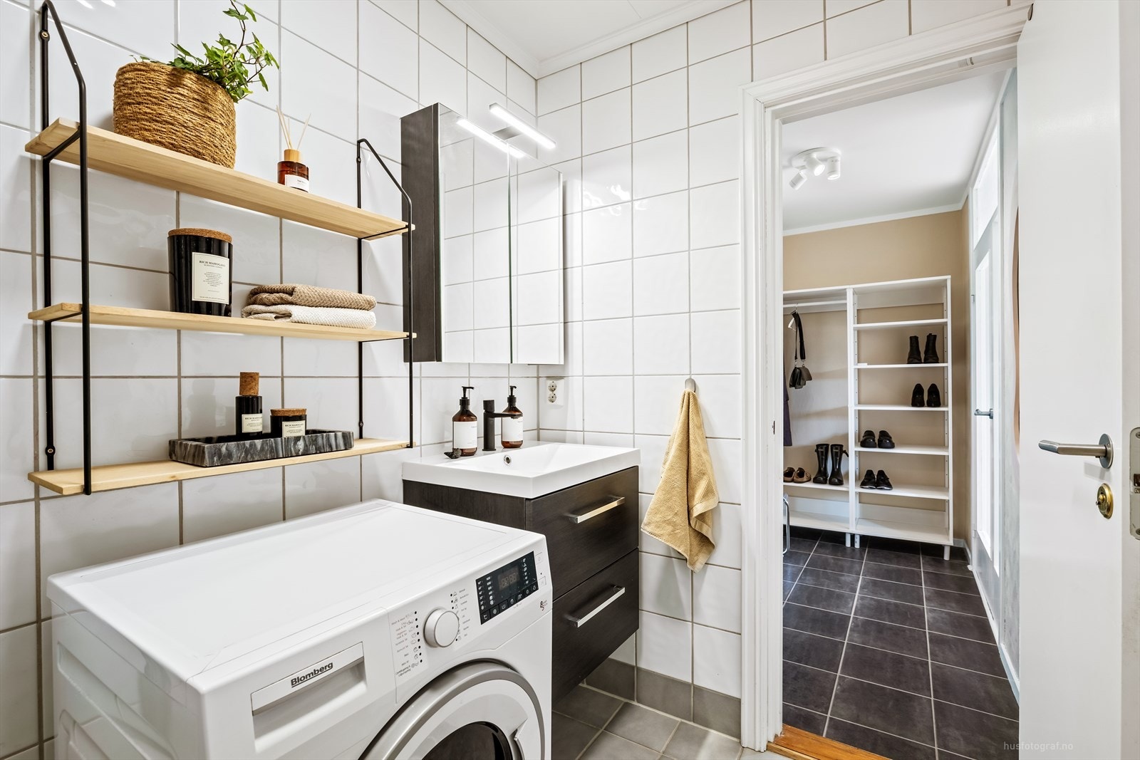 Badet ble oppgradert i regi av borettslaget og har fliser på gulv og vegger, samt elektrisk gulvvarme. Galleribilde