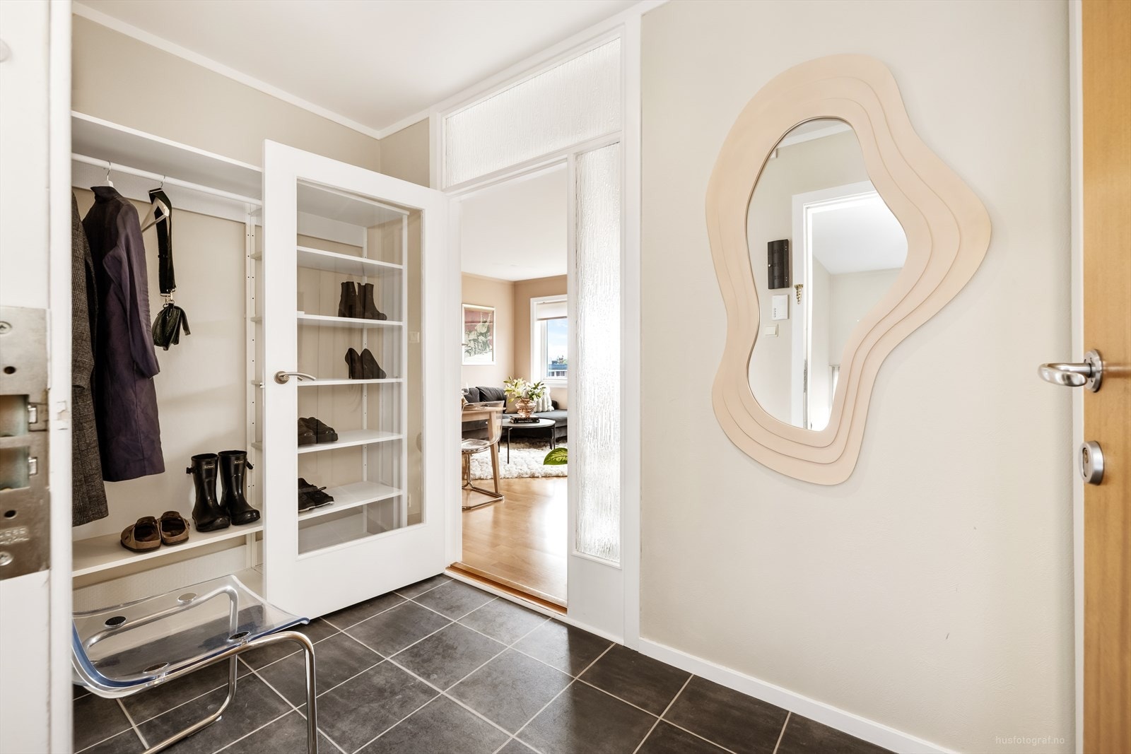 En dør med glassfelt mellom entré og stue slipper lyset gjennom og bidrar til en åpen romfølelse. Galleribilde