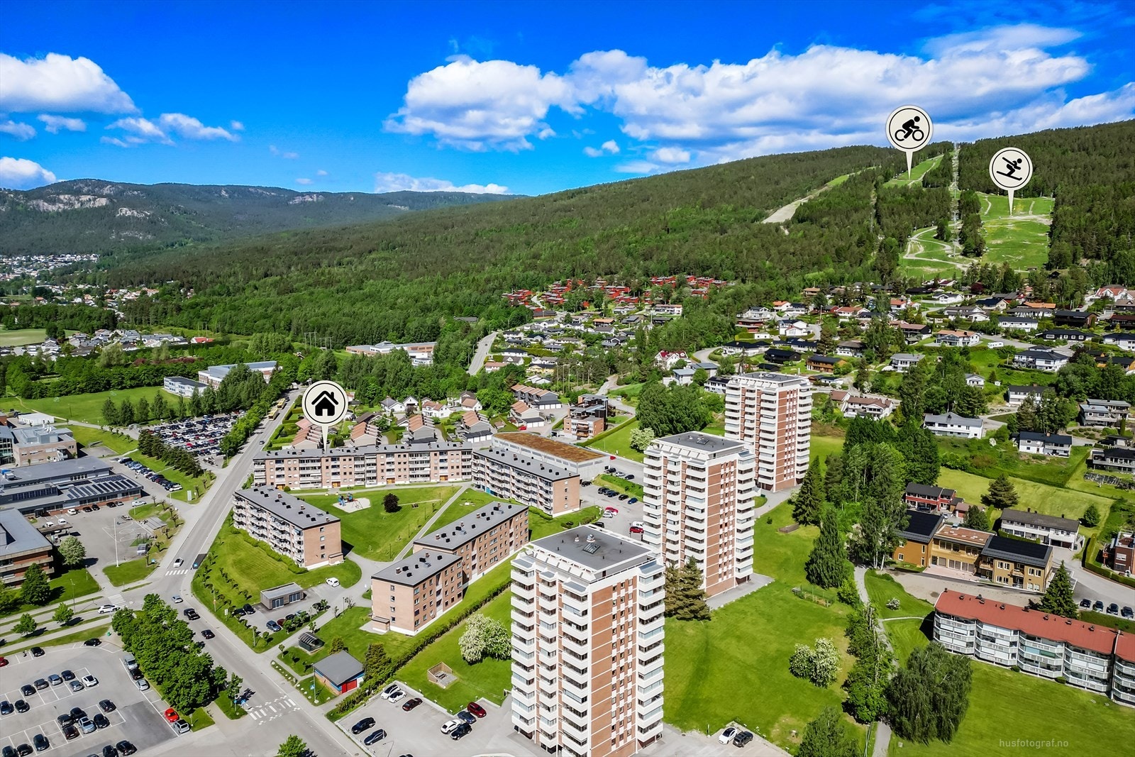 Fra boligen er det gangavstand til flotte turområder i marka, perfekt for rekreasjon sommer som vinter. Galleribilde
