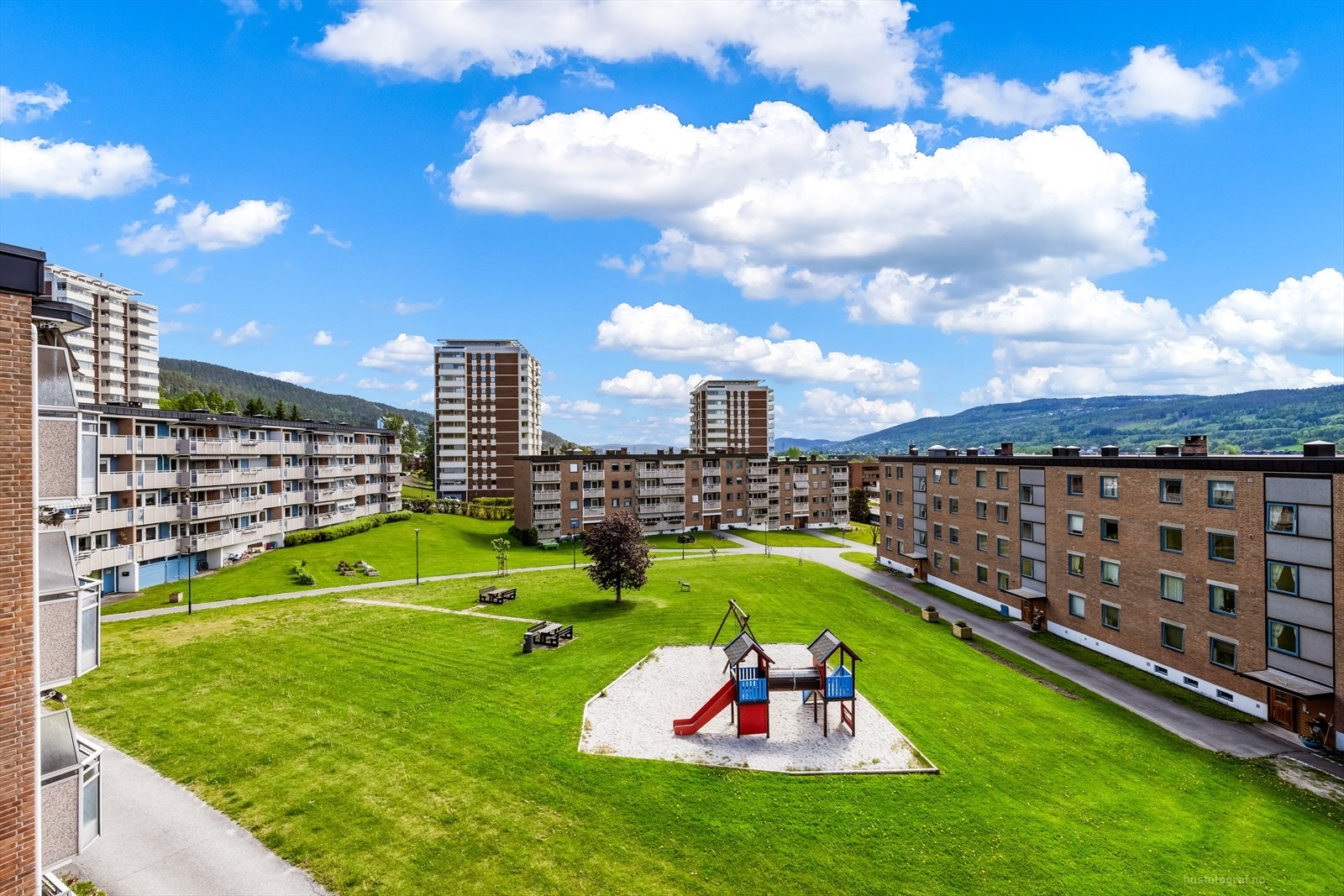 Fellesområdene er pent opparbeidet med lekeplass og sittegrupper for beboerne. Galleribilde