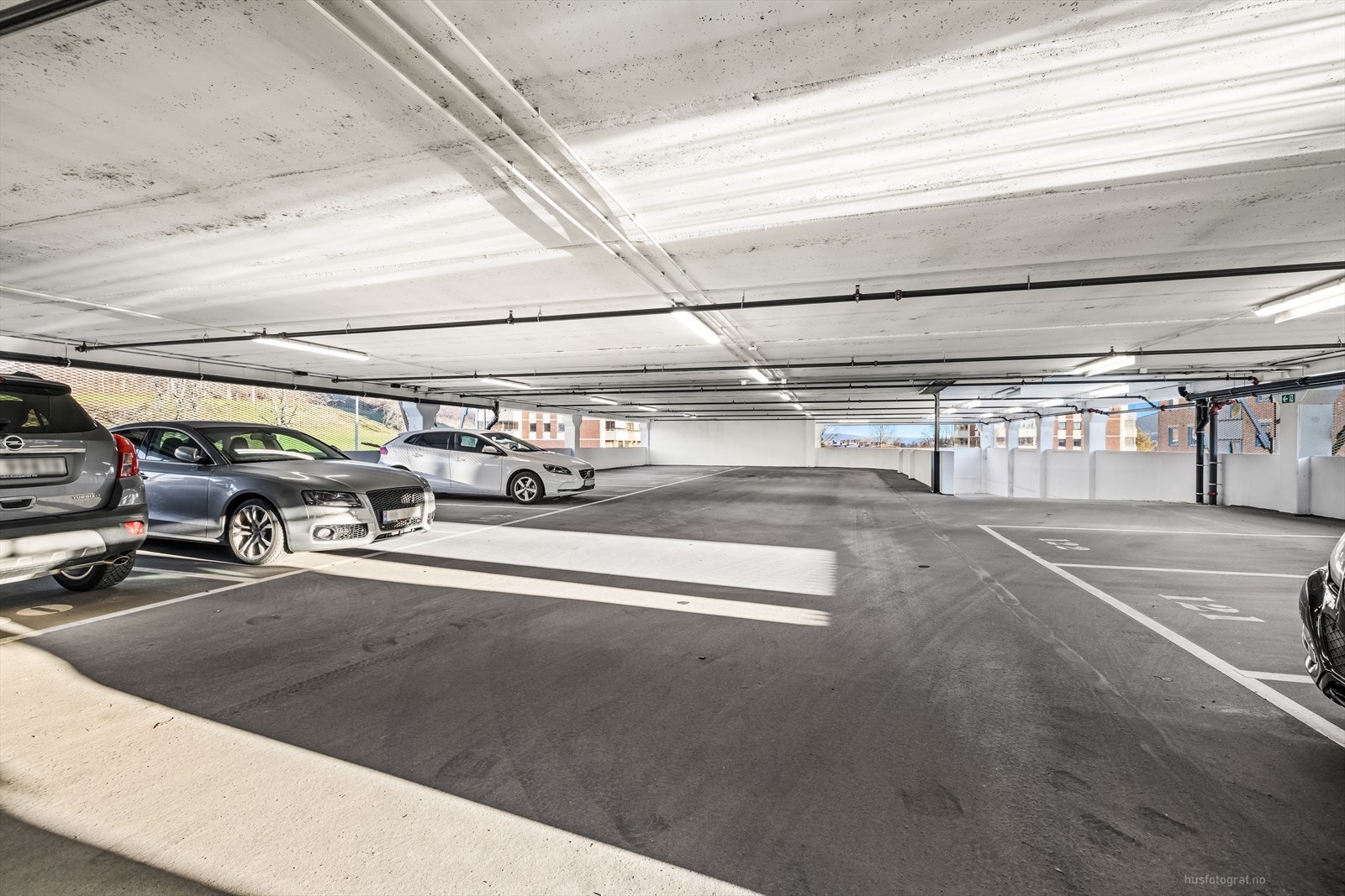 Det medfølger en fast parkeringsplass i felles garasjeanlegg. Galleribilde