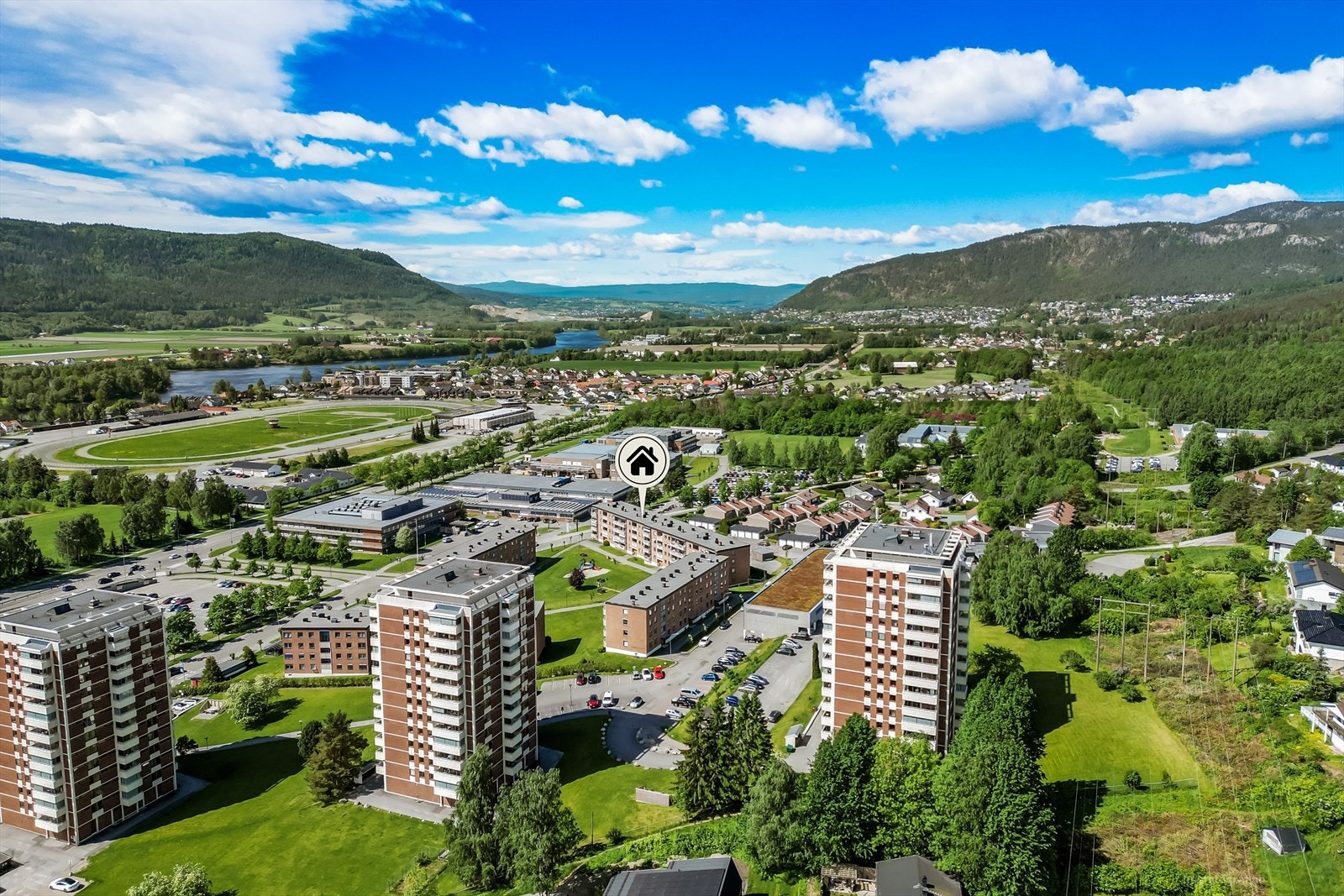Beliggenheten kombinerer nærhet til byen med umiddelbar tilgang til skog og mark. Galleribilde