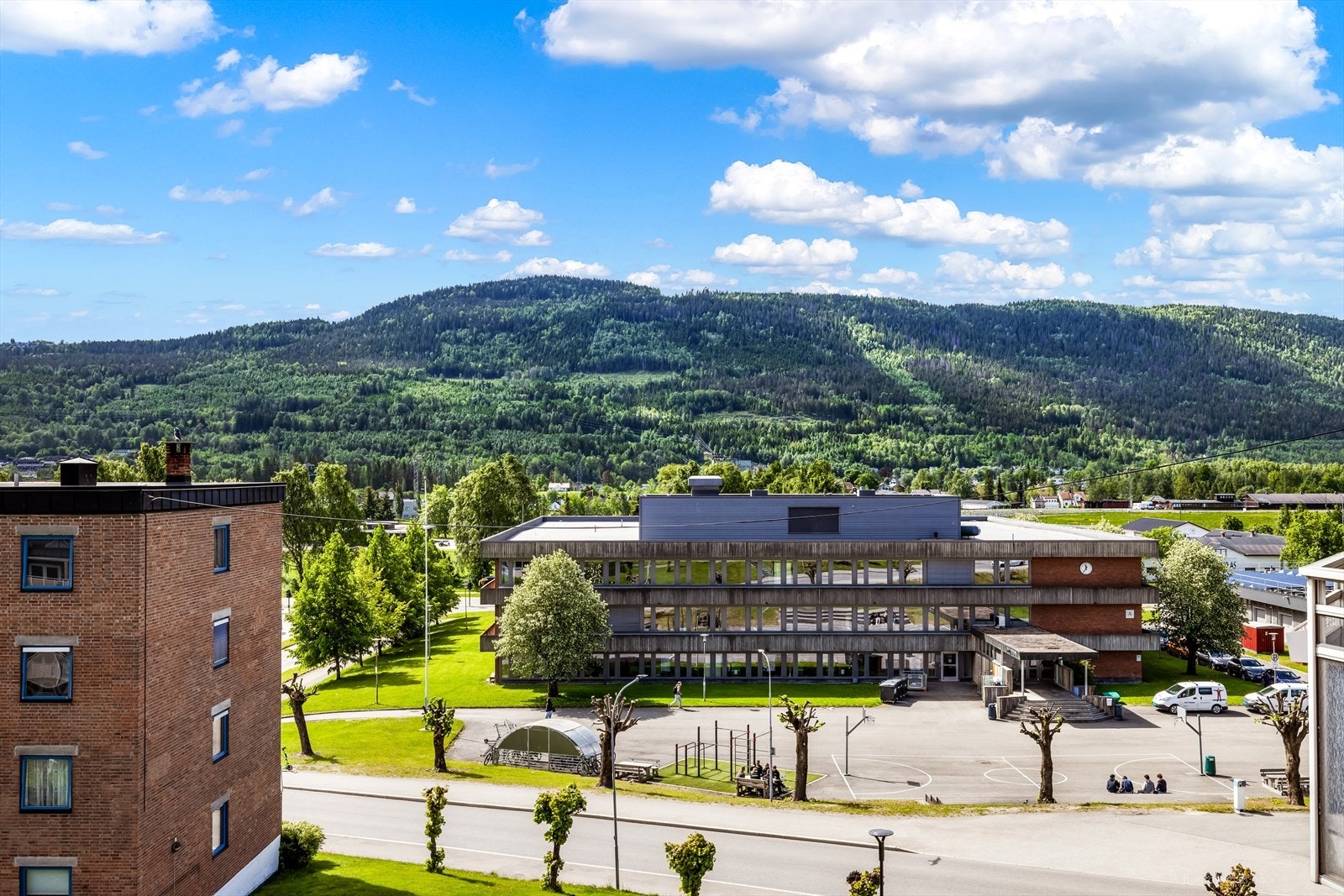 Flere skoler i nærheten, blant annet Åssiden videregående skole, som ligger kun 4 minutters gange unna. Galleribilde