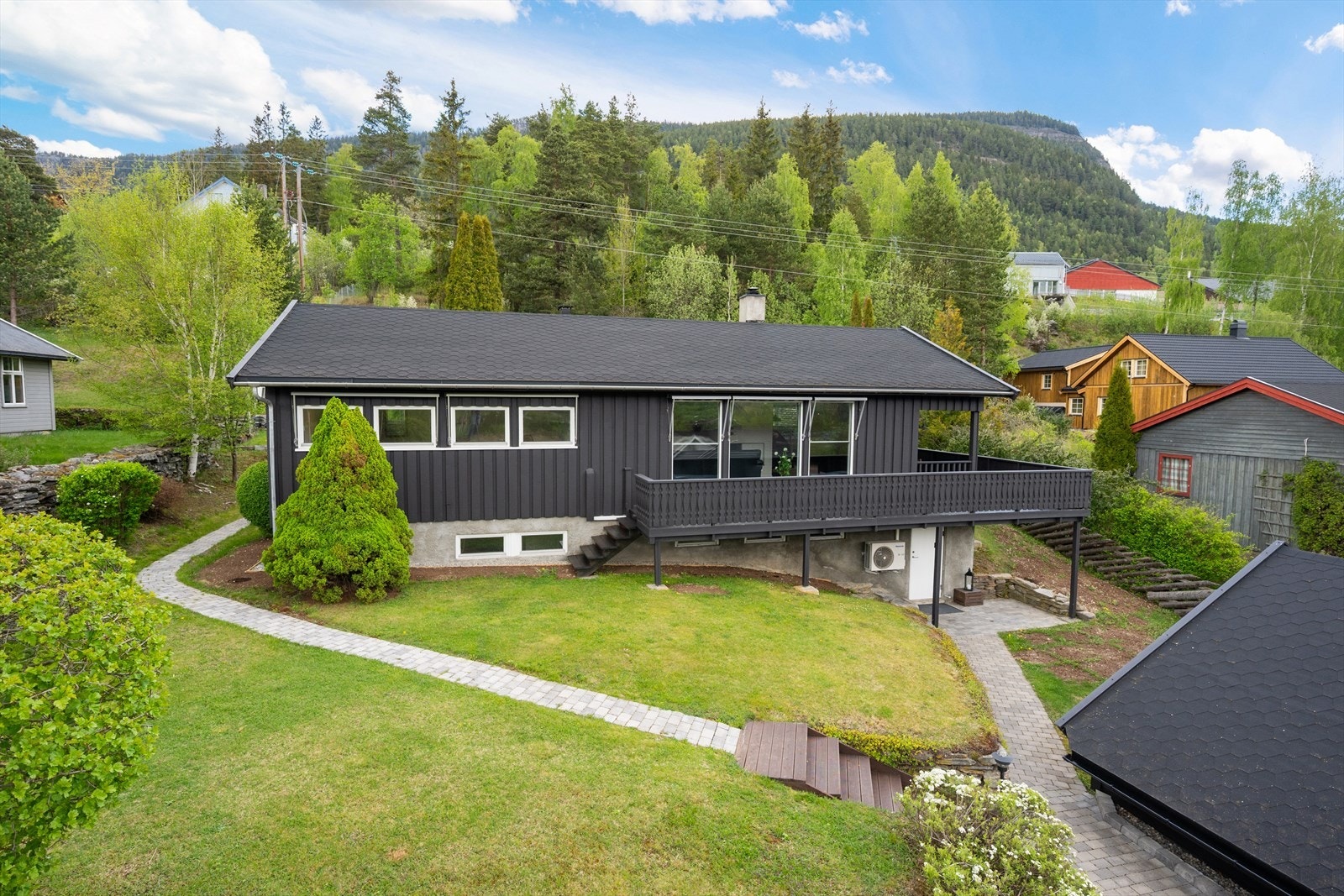 Boligen fra 1981 går over to plan og ligger på en pent opparbeidet tomt. Galleribilde