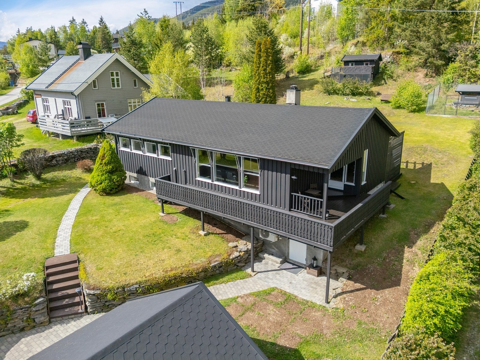 Enkel adkomst og gårdsplass med belegningsstein. Galleribilde