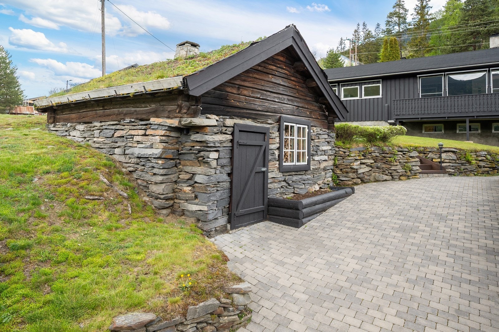 Sjarmerende anneks fra 1890 med grunnmur i gråstein, tømmervegger og torvtak. Galleribilde