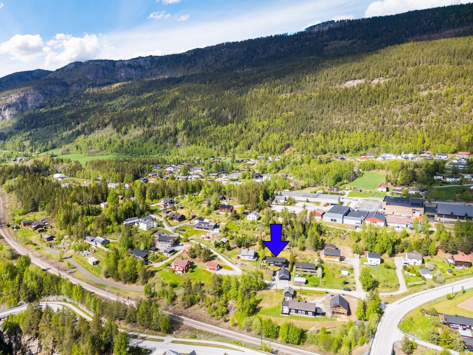 Korte avstander til barnehage, skole og dagligvare, samt tur- og fjellområder. Galleribilde