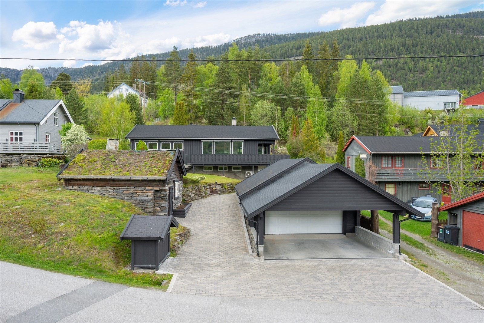 Dobbelgarasje og carport gir parkering til flere biler. Galleribilde