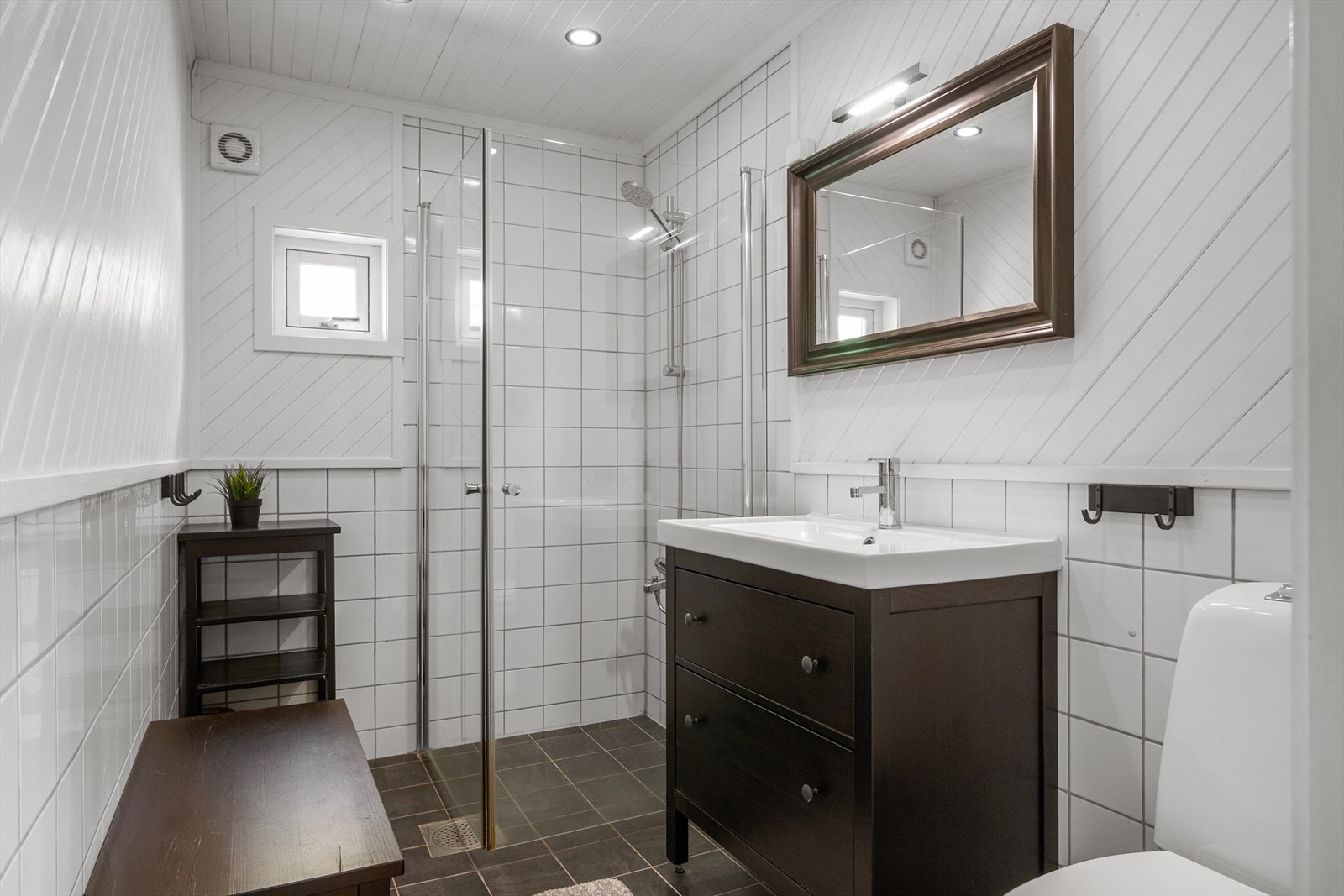 Badet har flislagte overflater og varme i gulv. Galleribilde