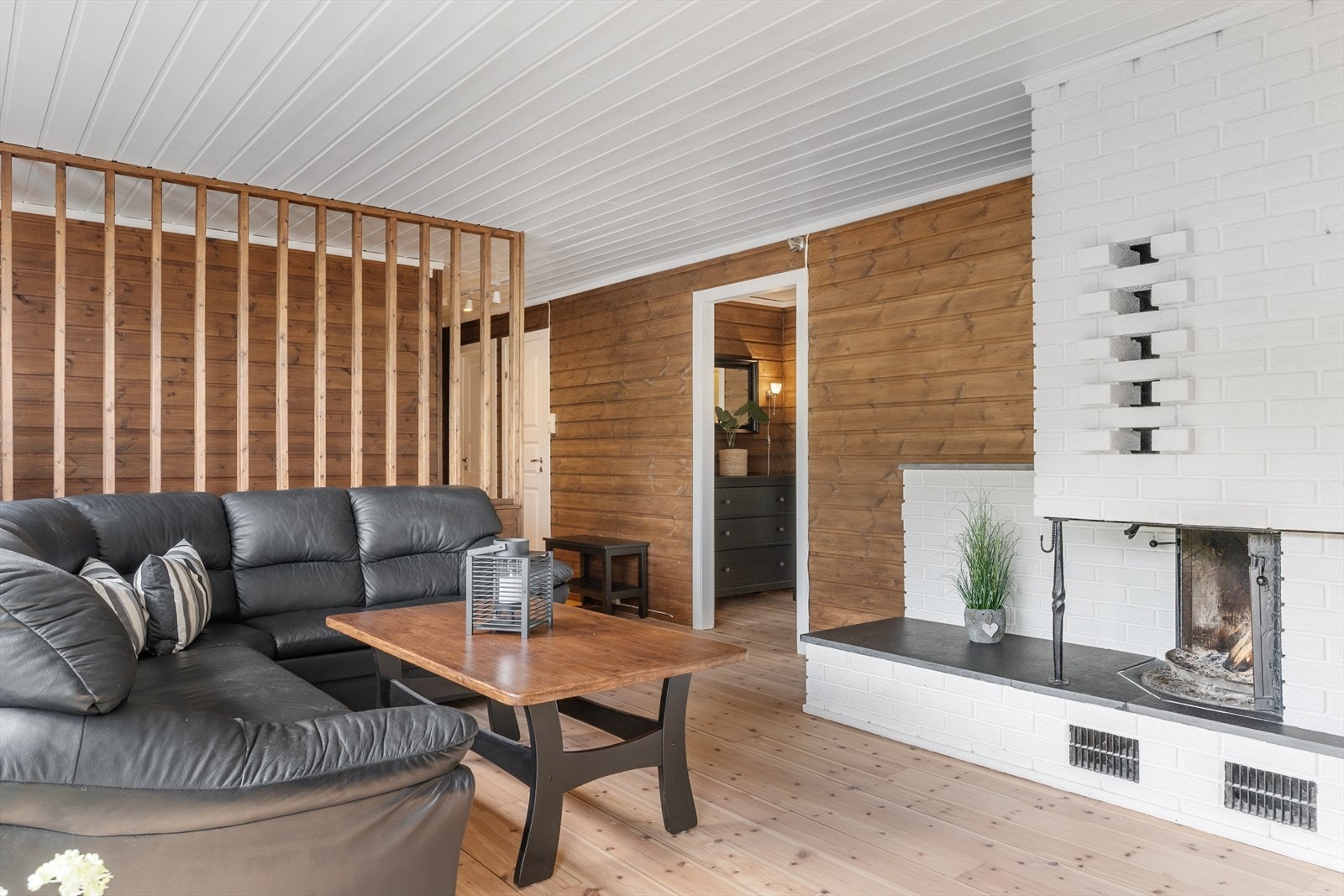 Rommet har god plass til en romslig sofagruppe. Galleribilde