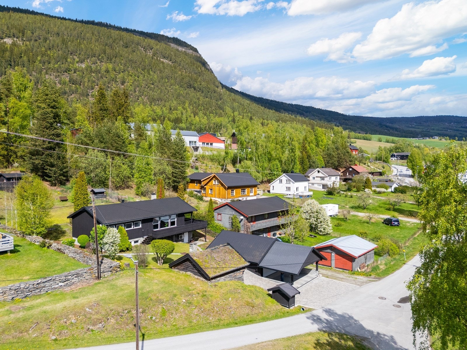 Eiendommen ligger sentralt på Harpefoss i et etablert og rolig boligområde. Galleribilde
