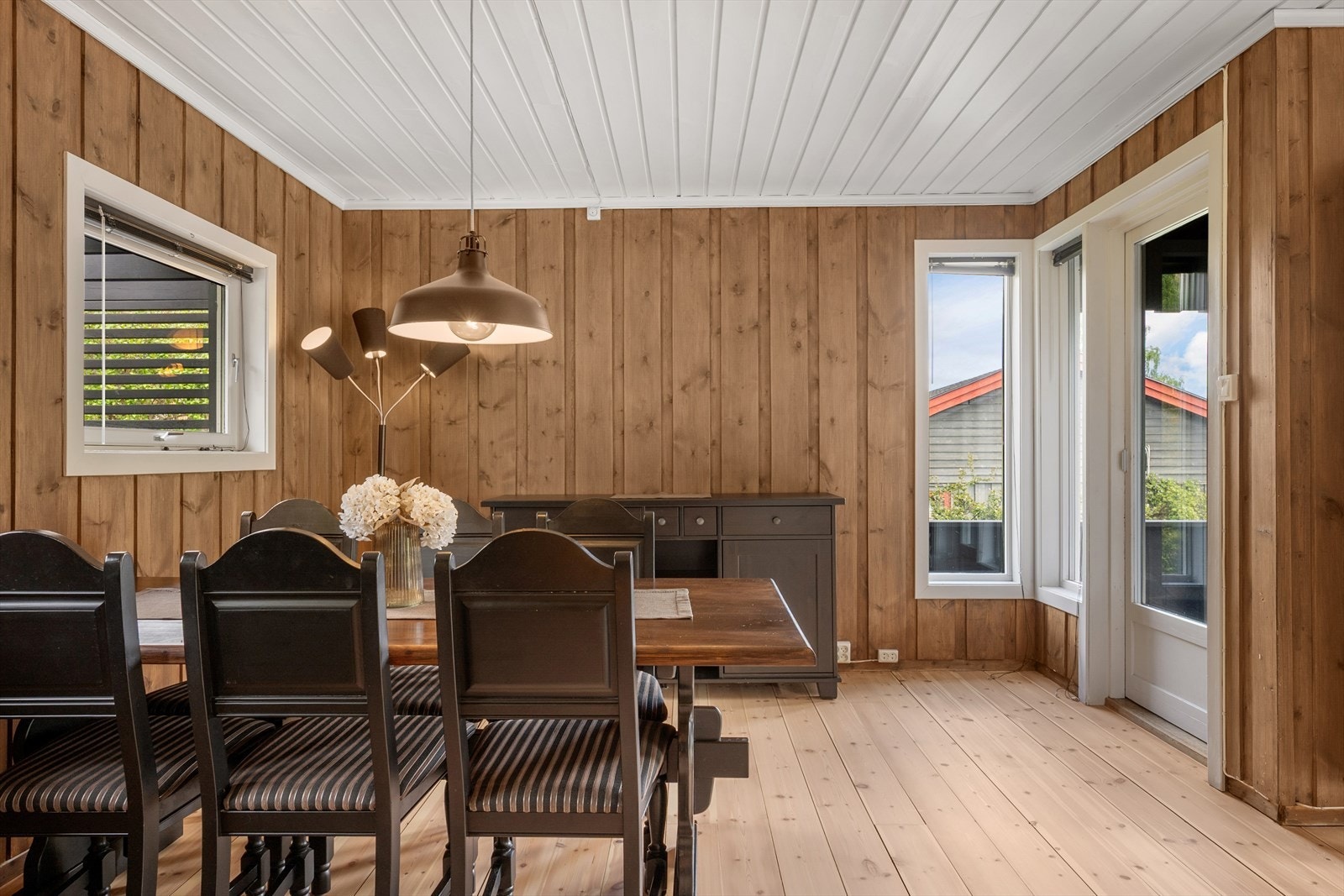 Fra spisestua er det direkte utgang til den dels overbygde verandaen. Galleribilde