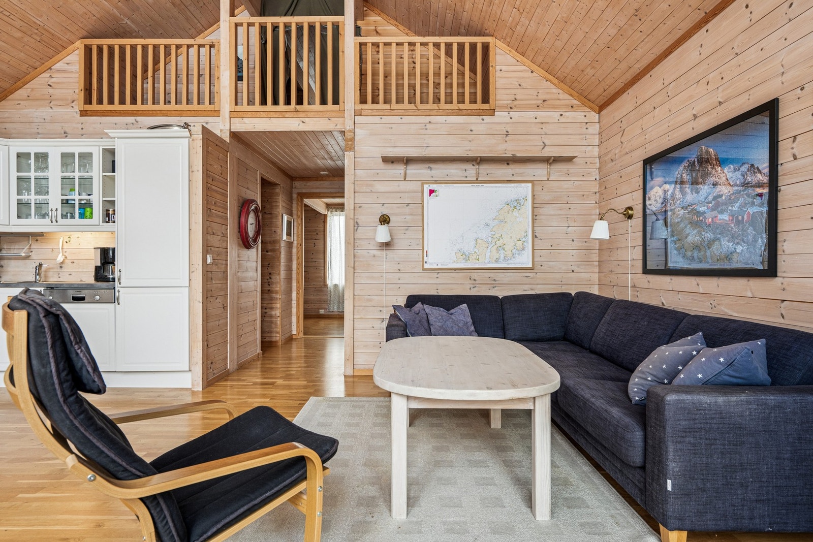 Fra stuen er det trapp opp til en romslig hems. Galleribilde