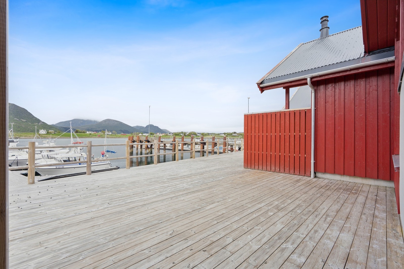 Eiendommen ligger helt ned til sjøen. Galleribilde