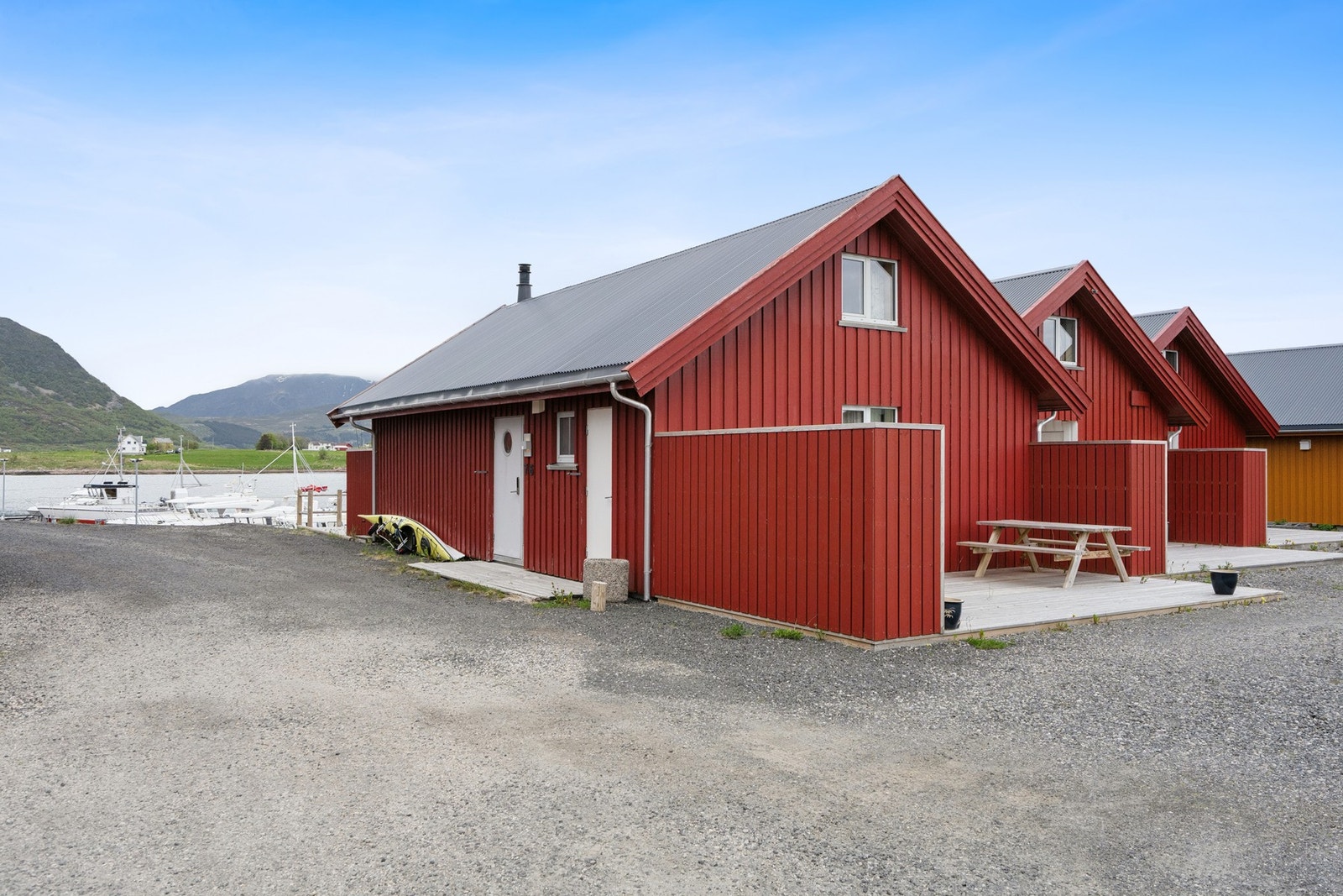 Du får en fantastisk utsikt fra eiendommen til både sjø, fjell og til båthavna. Galleribilde