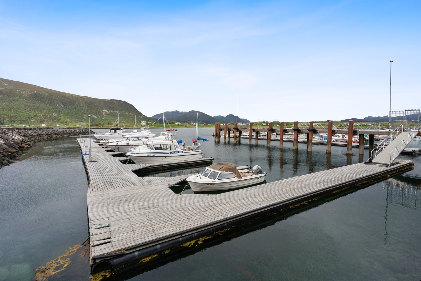Eiendommen ligger kun 13 meter fra sjøen, med umiddelbar nærhet til båtliv og maritime aktiviteter. Galleribilde