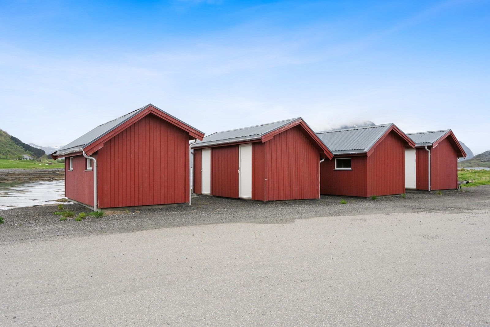 Til eiendommen tilhører en utvendig bod. En halvdel av bygg nummer to fra venstre. Her er det plass til å lagre utemøbler og diverse utstyr. Galleribilde