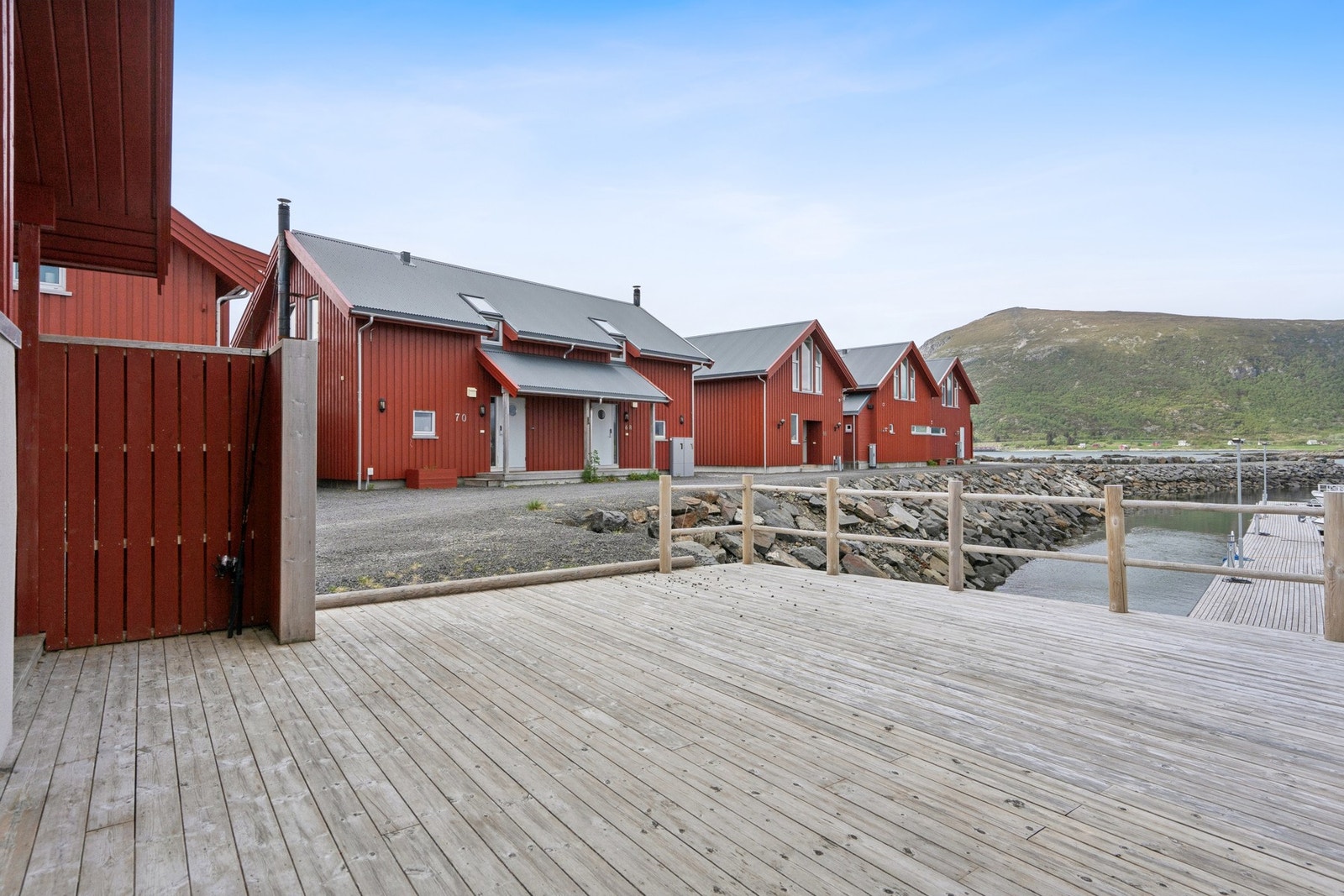 Her kan du også kose deg i sola til sen kveld om sommeren. Galleribilde