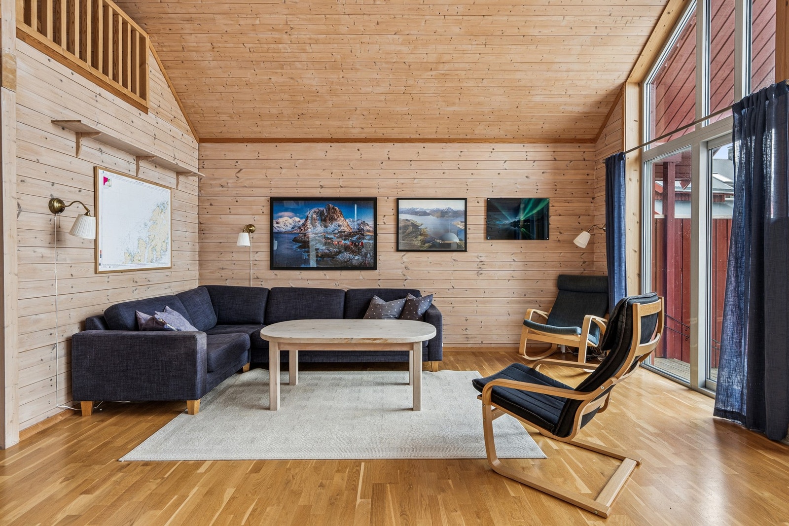Fra stuen er det utgang til en av uteplassene via skyvedør. Galleribilde
