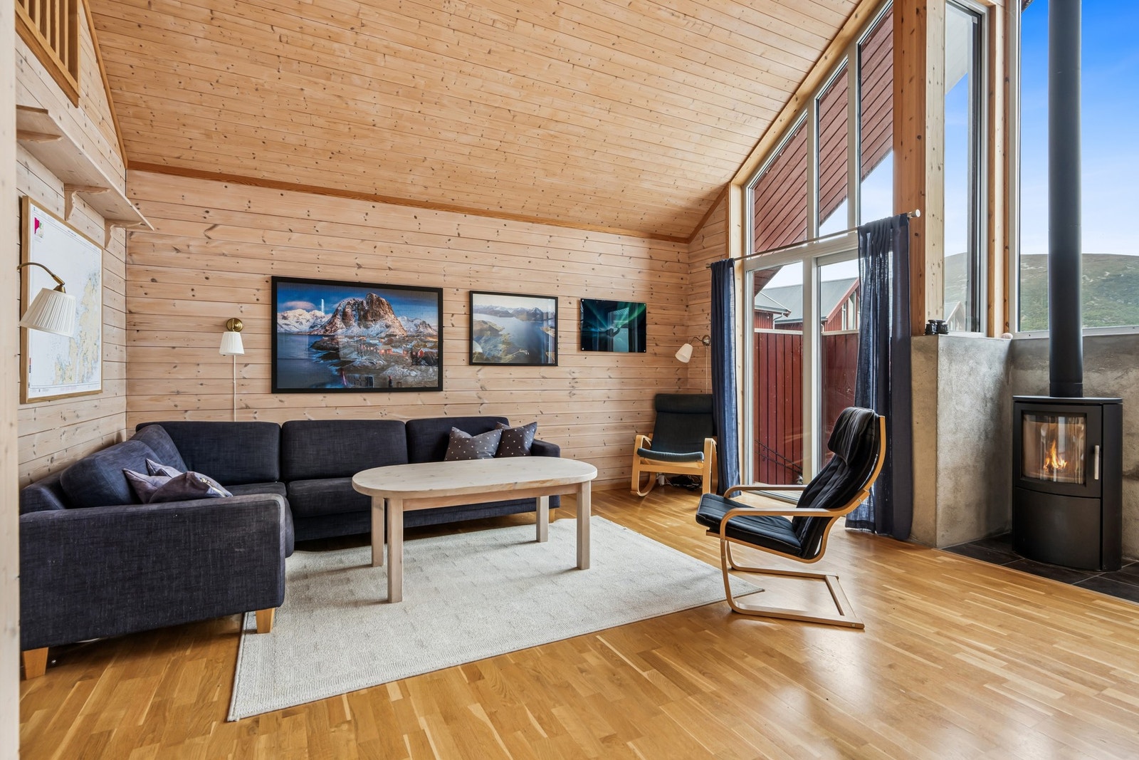 Stuen er boligens samlingspunkt, med god plass til både sofagruppe og spisebord. Galleribilde