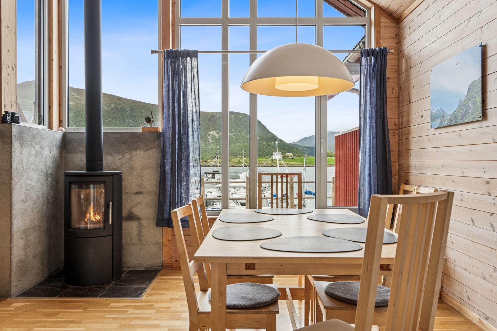 Spisestuen er plassert i tilknytning til kjøkkenet, med utsikt mot sjøen. Galleribilde
