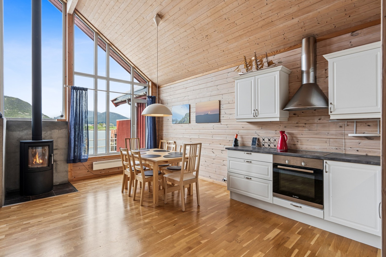 Den åpne løsningen gjør det sosialt og praktisk å lage mat, med spiseplassen like ved. Galleribilde