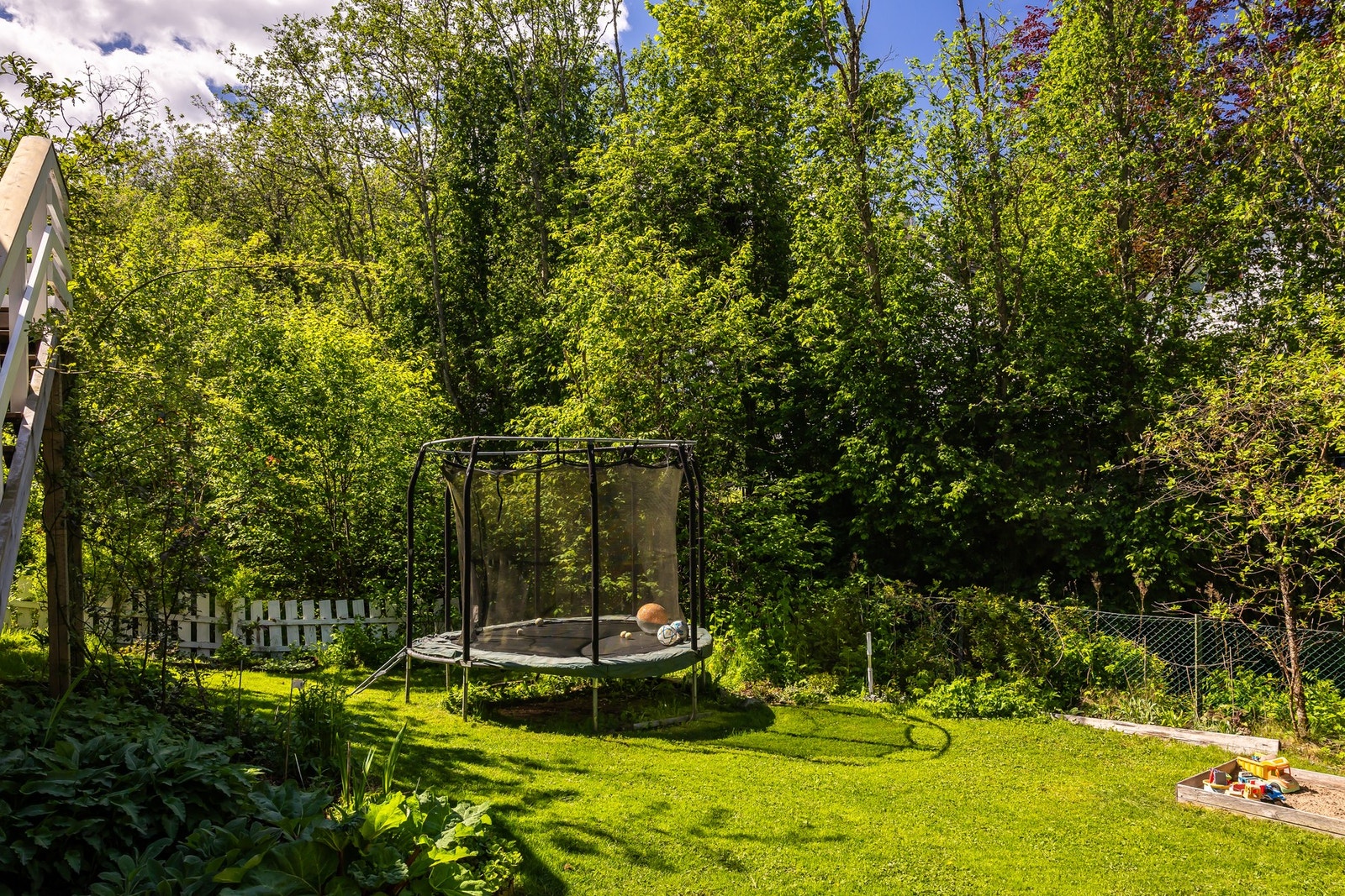 God plass til trampoline Galleribilde