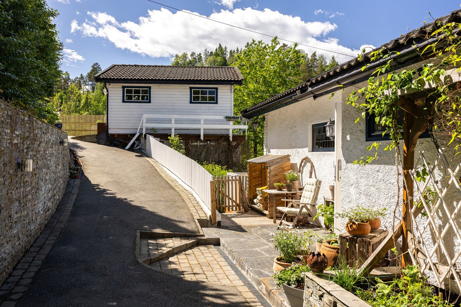 Hyggelig inngangsparti m/adkomst inn og til terrasser Galleribilde