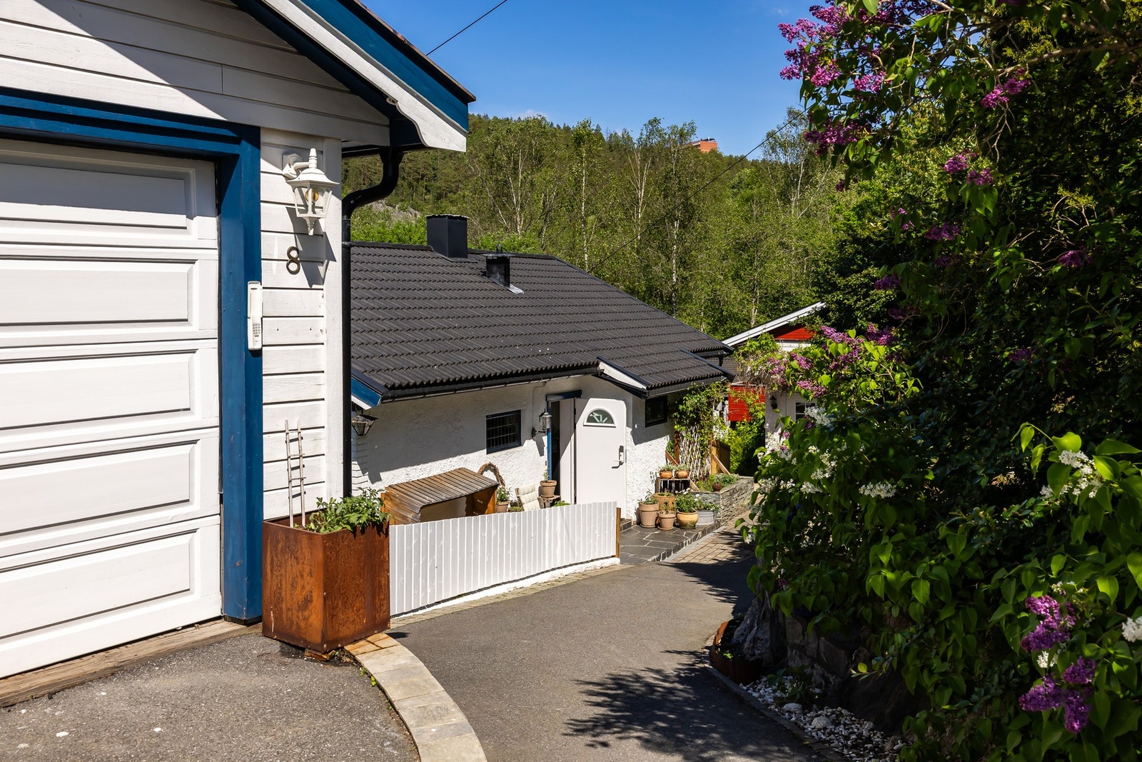 Parkering på egen tomt foran garasje Galleribilde