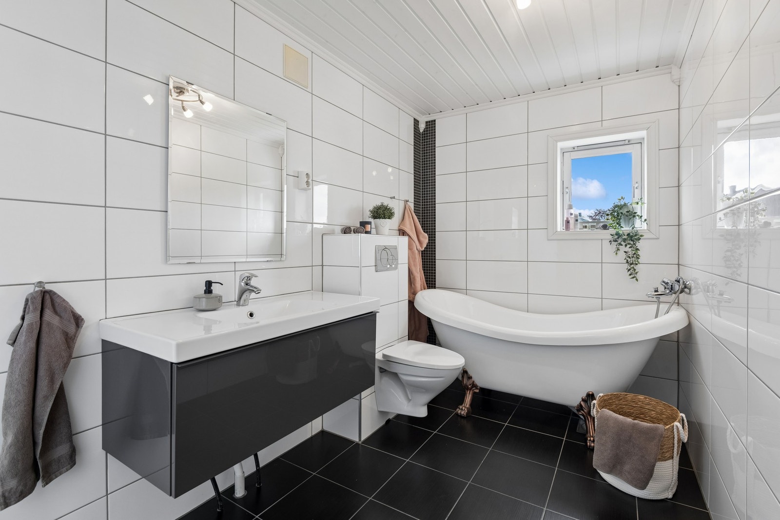 Badet ble oppusset i 2011. Badet har badekar og flislagt gulv. Vegghengt toalett. Galleribilde